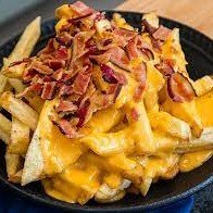 PorĂ§Ă£o de batata frita com bacon e cheddar